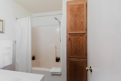 Cozy 3BR Family Home with Large Yard, Sleeps 7 in Oak Point, USA