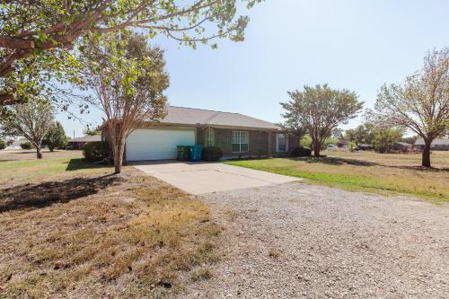 Cozy 3BR Family Home with Large Yard, Sleeps 7 in Oak Point, USA