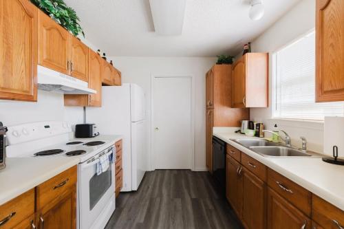 Cozy 3BR Family Home with Large Yard, Sleeps 7 in Oak Point, USA