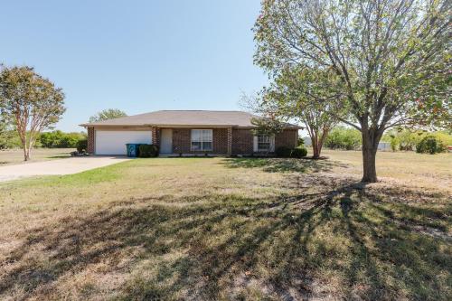 Cozy 3BR Family Home with Large Yard, Sleeps 7 in Oak Point, USA