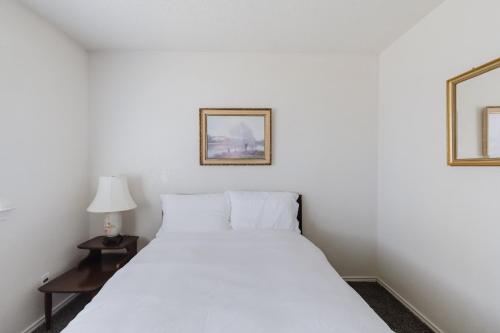 Cozy 3BR Family Home with Large Yard, Sleeps 7 in Oak Point, USA