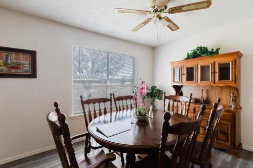 Cozy 3BR Family Home with Large Yard, Sleeps 7 in Oak Point, USA