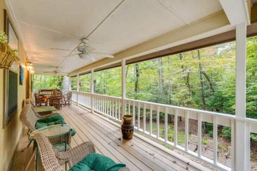 Secluded Cottage with Hot Tub in North Georgia! in Blairsville, USA