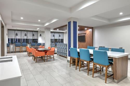 Holiday Inn Express Hotel & Suites Winnie an IHG Hotel - image 3