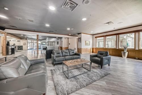 zonă comună salon/TV, Invermere Inn & Suites in Invermere (BC)