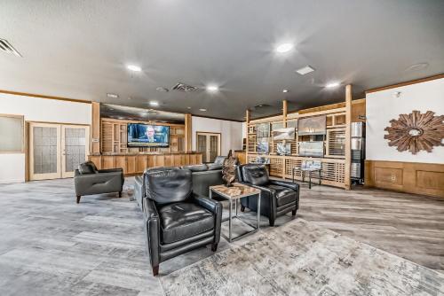 zonă comună salon/TV, Invermere Inn & Suites in Invermere (BC)