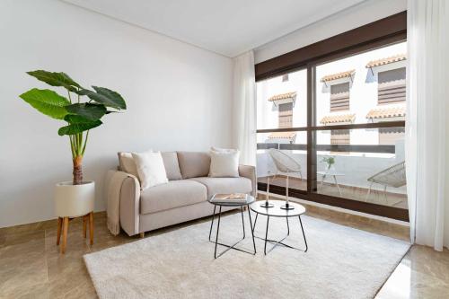 Ultimate Rentals - Charmant Appartement Met Groot Terras In Estepona in ลาส โคยาส