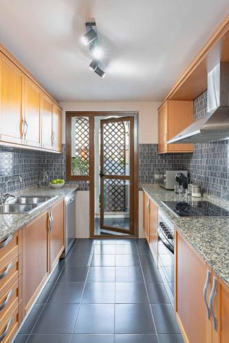 ห้องครัว, Ultimate Rentals - Charmant Appartement Met Groot Terras In Estepona in ลาส โคยาส