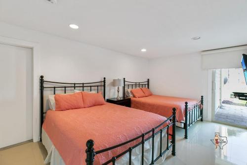 Two-Bedroom Deluxe Apartment image 6