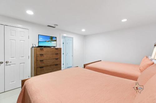 Two-Bedroom Deluxe Apartment image 5