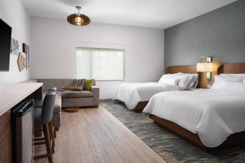 2 queen beds, 1 sofa bed