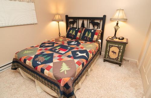 ML356 Stunning Mtn And Lake View WiFi EZ Gated Parking in Snowshoe, USA