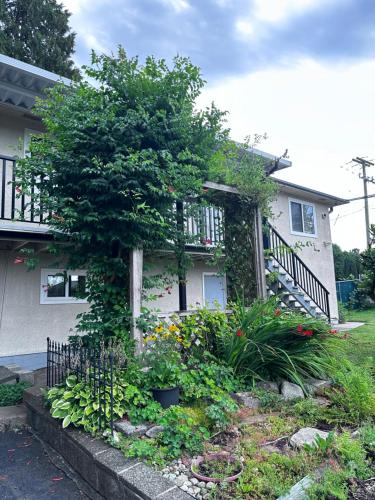 Vistas, Monthly stay upper floor suite with Garden view near SFU & Skytrain in Coquitlam (BC)