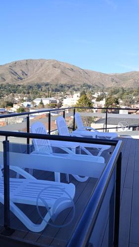 陽台/露台, Samsara La Falda- Depto con con cochera cubierta-piscina -AC-calefaccion-SUM-vistas a las montanas-W in 拉法爾達