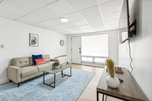 East 120 I Modern Refinished Apt Downtown I Gym in Rochester, USA