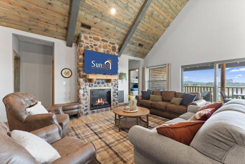 SUM-111 Lincoln Log Lookout home in Branson, USA