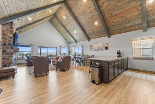 SUM-111 Lincoln Log Lookout home in Branson, USA