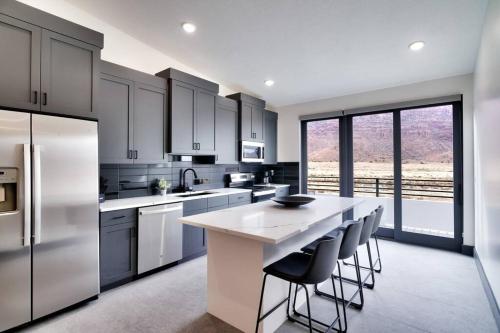 Vizcaya #5 - Moab's Newest Luxury Rental with Private Hot Tub in Spanish Valley