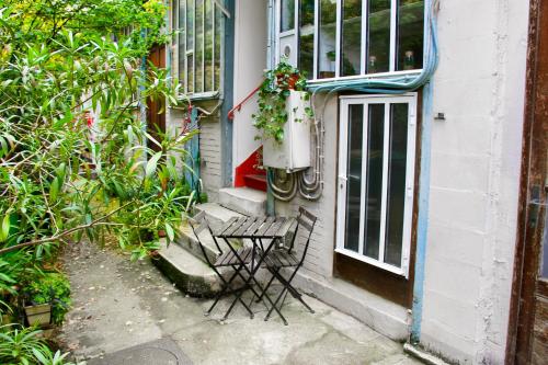 Cozy Artist Loft - image 3