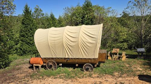 Covered Wagons Hill Camp - WAGON 4 in Lenoir, Vereinigte Staaten von Amerika