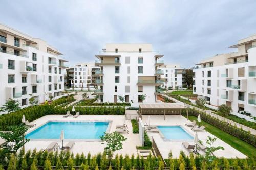 Luxury Eagle Hills Apartment in Mathe IA