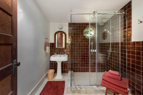 Luxury Riverview Cottage - walk to town & trails in Duncans Mills, USA
