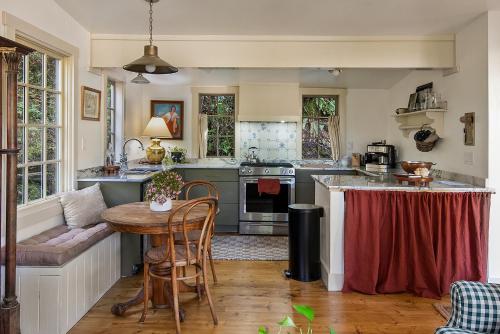 Luxury Riverview Cottage - walk to town & trails in Duncans Mills, USA