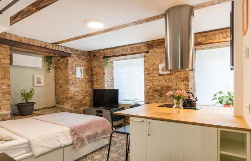 Cosy Brick Nest 15 - Riga Center Studio with Free Parking