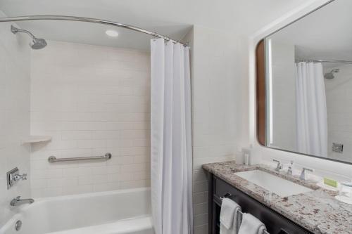 Classic King Room image 9