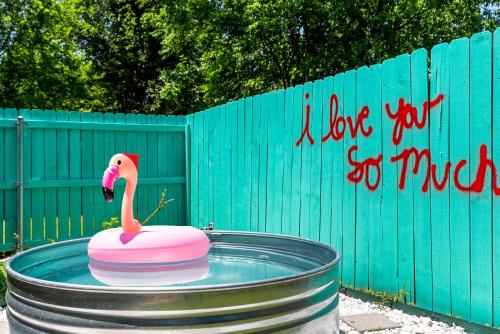 ATX Funk House Sleeps 8 Cowboy Pool The Domain Q2 in Austin, USA