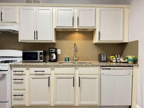 ATL Downtown 2BR King Bed Free Parking and Gym LM208 in Atlanta, USA