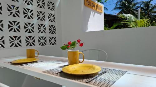 Amanda's Place Yellow Studio - Pool and Tropical garden