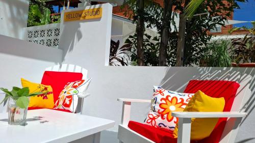 Amanda's Place Yellow Studio - Pool and Tropical garden