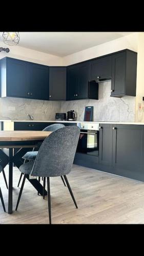 Peaceful, relaxing and warm 2-bedroom, sleeps 4, self-catering Galtee Mountain Lodge - for Mitchelst in 密契爾鎮