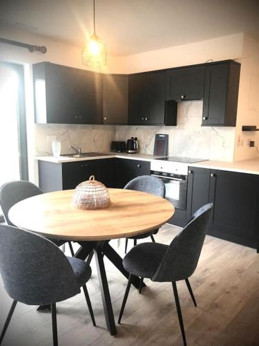 Peaceful, relaxing and warm 2-bedroom, sleeps 4, self-catering Galtee Mountain Lodge - for Mitchelst in 密契爾鎮