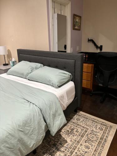 Large en suite room, walk to UCLA, free parking available with notice in Los Angeles, USA