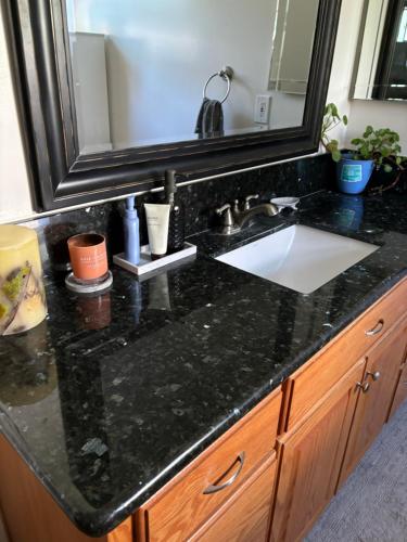 Large en suite room, walk to UCLA, free parking available with notice in Los Angeles, USA