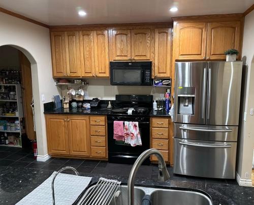 Large en suite room, walk to UCLA, free parking available with notice in Los Angeles, USA