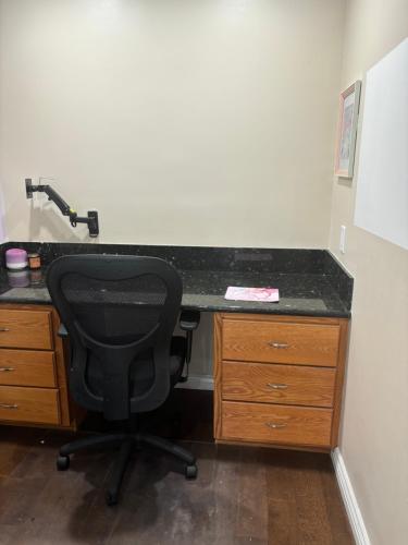 Large en suite room, walk to UCLA, free parking available with notice in Los Angeles, USA
