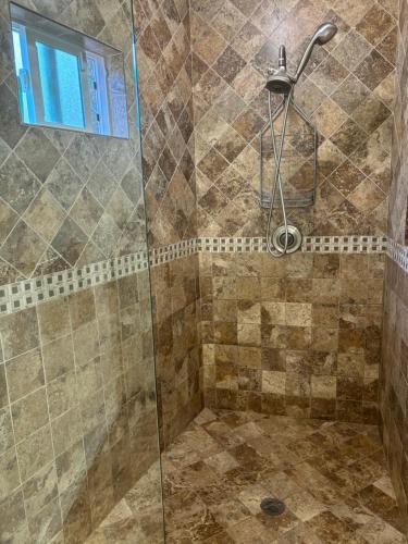 Large en suite room, walk to UCLA, free parking available with notice in Los Angeles, USA
