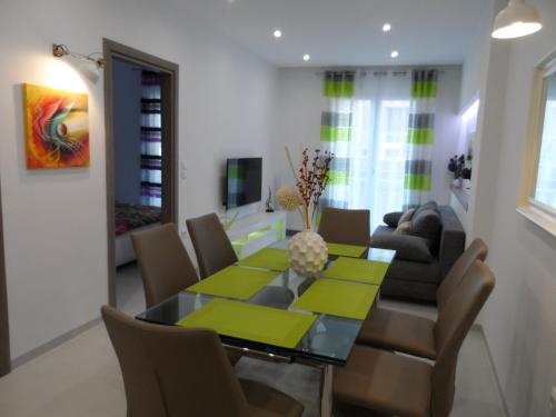 設施, Laura Deluxe Apartment in 新海灘區