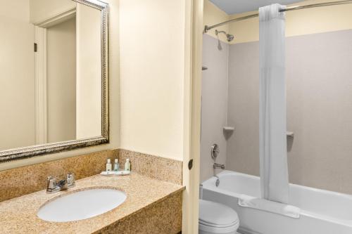 Quality Inn & Suites Vancouver - image 10