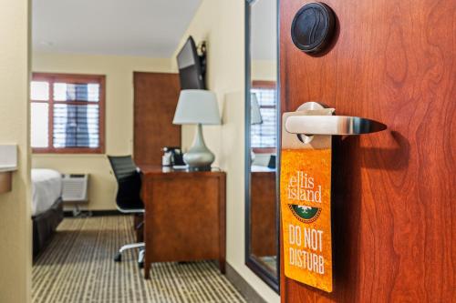 King Room - Disability Access/Non-Smoking room in Ellis Island Hotel Casino & Brewery