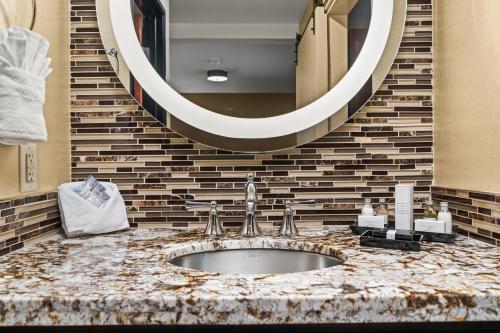 Queen Suite - Non-Smoking image 6