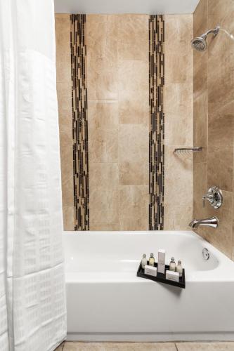 Queen Suite - Non-Smoking image 7