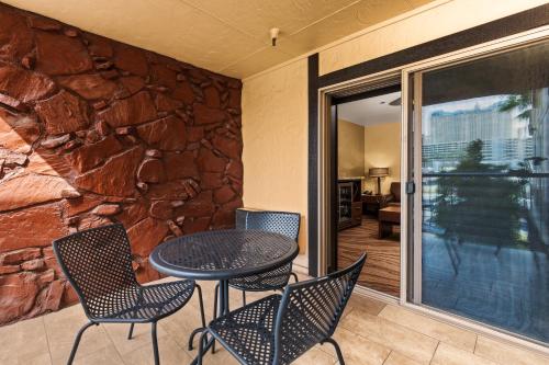 Queen Suite - Non-Smoking image 1
