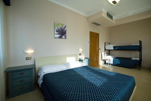 1 queen bed, 2 twin beds