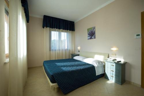 1 queen bed, 1 twin bed