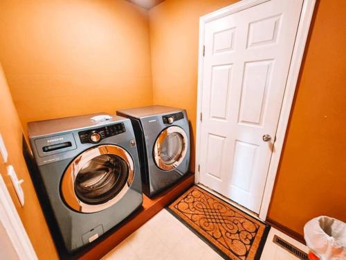 2 Masters Pet Friendly Centrally Located Game Room in Colorado Springs, USA