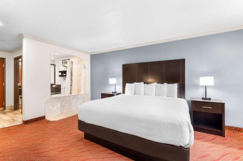 Best Western Plus Parkway Inn - image 5